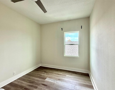 805 10th Street - Photo Thumbnail 12
