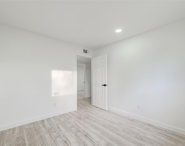 2210 Stillmeadow Drive - Photo Thumbnail 12