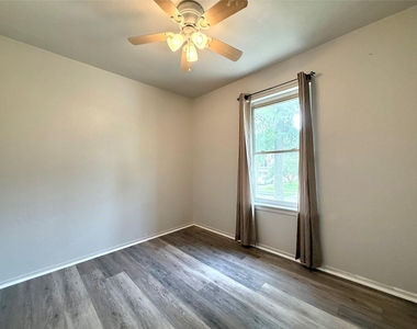 2334 Trailing Vine Road - Photo Thumbnail 6