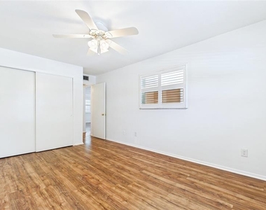 325 Sky Loch Drive W - Photo Thumbnail 17