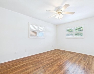 325 Sky Loch Drive W - Photo Thumbnail 16