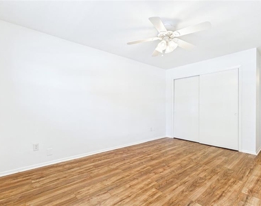 325 Sky Loch Drive W - Photo Thumbnail 18