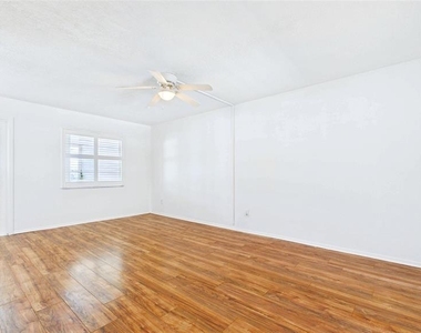 325 Sky Loch Drive W - Photo Thumbnail 5