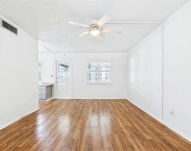 325 Sky Loch Drive W - Photo Thumbnail 9
