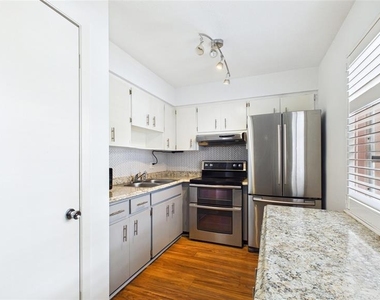 325 Sky Loch Drive W - Photo Thumbnail 10