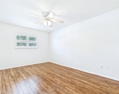 325 Sky Loch Drive W - Photo Thumbnail 15