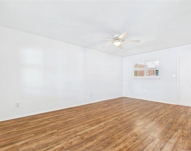 325 Sky Loch Drive W - Photo Thumbnail 7