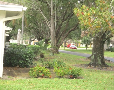 2225 Lark Circle W - Photo Thumbnail 9
