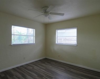 4431 78th Avenue N - Photo Thumbnail 15
