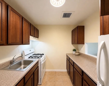 2Bed 1 Bath in Miller Avenue - Photo Thumbnail 2