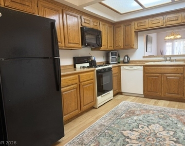 7904 Shelter Island Way - Photo Thumbnail 4