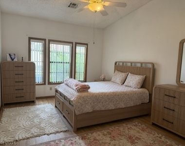 7904 Shelter Island Way - Photo Thumbnail 13