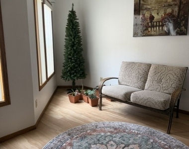 7904 Shelter Island Way - Photo Thumbnail 3