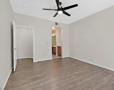 908 Domnus Lane - Photo Thumbnail 10