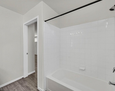 908 Domnus Lane - Photo Thumbnail 17