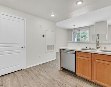 908 Domnus Lane - Photo Thumbnail 7