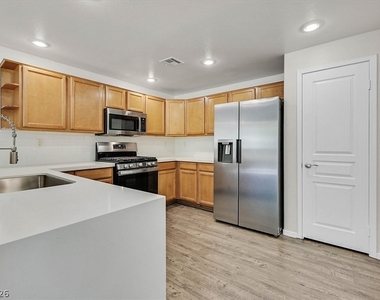 908 Domnus Lane - Photo Thumbnail 5