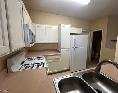913 Nevada Sky Street - Photo Thumbnail 11