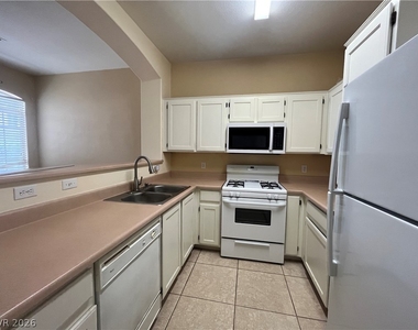 913 Nevada Sky Street - Photo Thumbnail 12