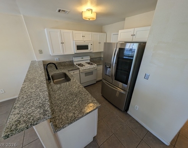 2520 Sierra Luna Avenue - Photo Thumbnail 8