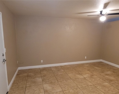 305 N 10th Street - Photo Thumbnail 3