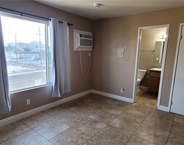 305 N 10th Street - Photo Thumbnail 2