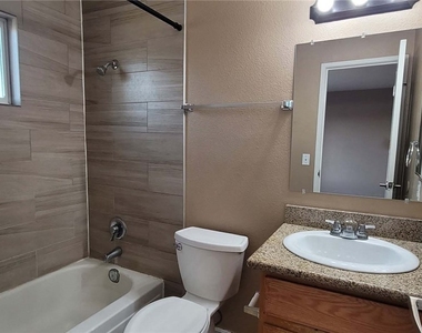 305 N 10th Street - Photo Thumbnail 4
