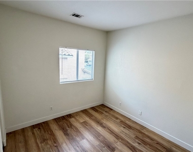 7423 Hawk Shadow Avenue - Photo Thumbnail 8