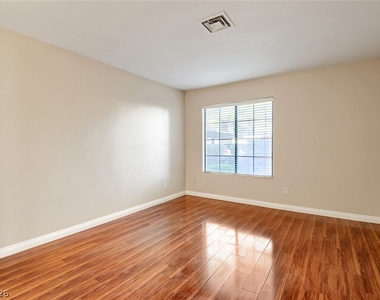 4860 Nara Vista Way - Photo Thumbnail 12