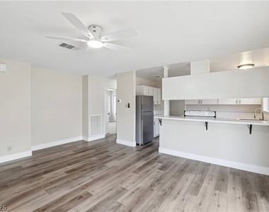 204 Breeze Street - Photo Thumbnail 8