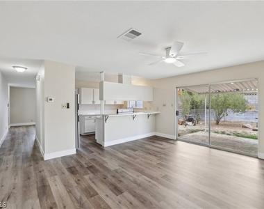 204 Breeze Street - Photo Thumbnail 12