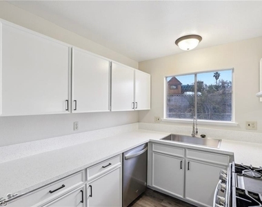 204 Breeze Street - Photo Thumbnail 6