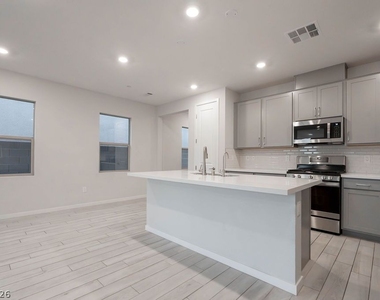 11620 Desert Hollow Avenue - Photo Thumbnail 5