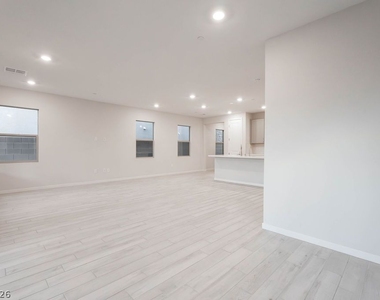11620 Desert Hollow Avenue - Photo Thumbnail 11