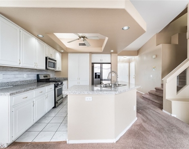 8725 Autumn Valley Avenue - Photo Thumbnail 5
