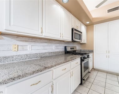 8725 Autumn Valley Avenue - Photo Thumbnail 6