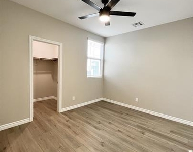 206 Callen Falls Avenue - Photo Thumbnail 9