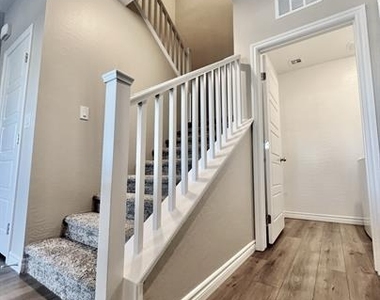 206 Callen Falls Avenue - Photo Thumbnail 8