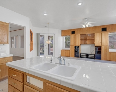 3131 Surf Spray Street - Photo Thumbnail 19