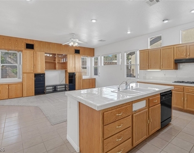 3131 Surf Spray Street - Photo Thumbnail 16