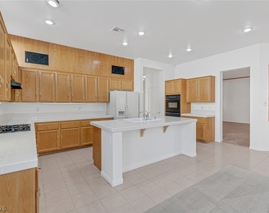 3131 Surf Spray Street - Photo Thumbnail 12