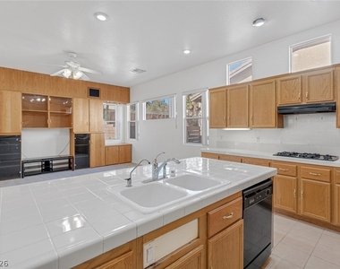 3131 Surf Spray Street - Photo Thumbnail 20