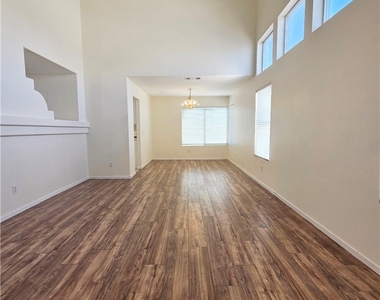 1900 Villa Vista Way - Photo Thumbnail 2