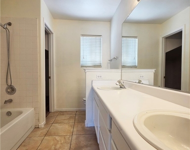 1900 Villa Vista Way - Photo Thumbnail 18