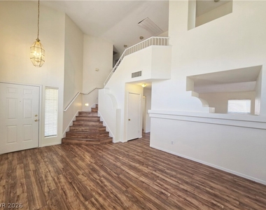 1900 Villa Vista Way - Photo Thumbnail 4
