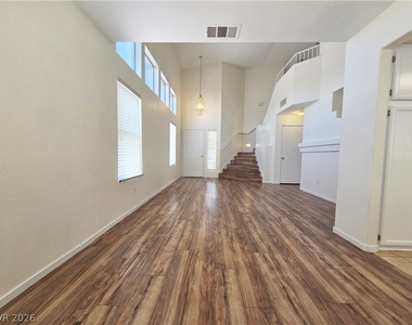 1900 Villa Vista Way - Photo Thumbnail 6