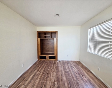 1900 Villa Vista Way - Photo Thumbnail 11