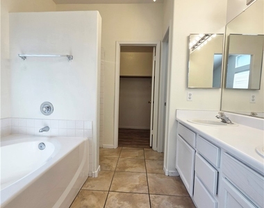 1900 Villa Vista Way - Photo Thumbnail 13