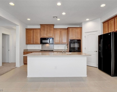 7110 Purple Iris Avenue - Photo Thumbnail 4
