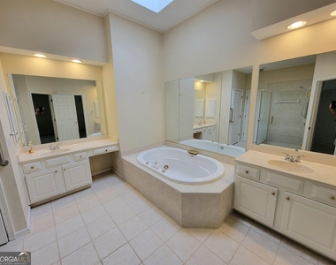 225 Lockmeade Way - Photo Thumbnail 12